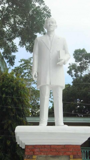 Jose Rizal Statue in Sirawai.jpg