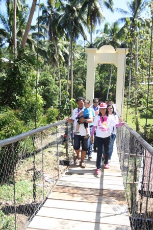 Mayor Beng Climaco-Salazar crossing the newly constructed Lamisahan Hanging Bridge, Lamisahan, Zamboanga City.jpg